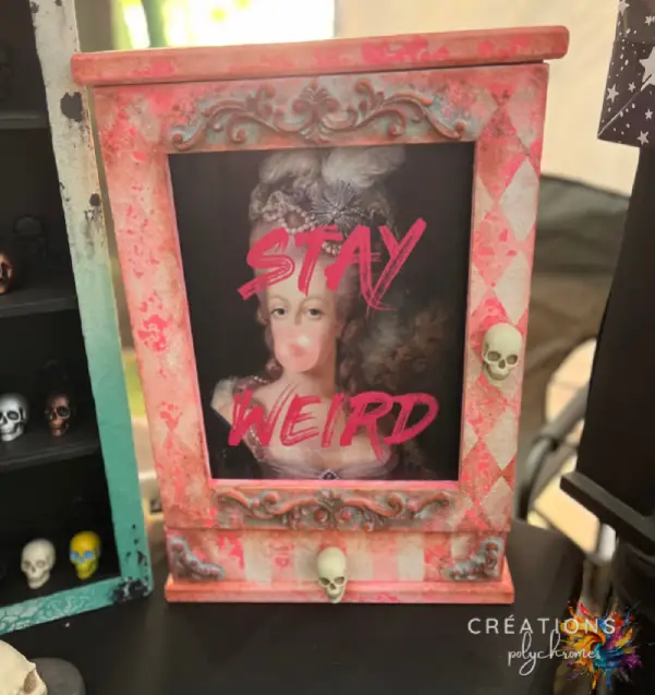 Coffre rose stay weird de decréationspolychromes